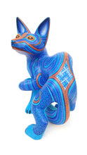 Cargar imagen en el visor de la galería, Artesanía escultura popular Oaxaqueña Alebrije tona coyote azul