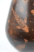 Cargar imagen en el visor de la galería, Florero Marrón Carpas Cónico