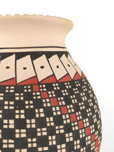 Cargar imagen en el visor de la galería, Vasija Líneas Rojo y Negro