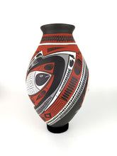 Cargar imagen en el visor de la galería, Vasija Gde Café Deco Rojo y Beige con Pez LO