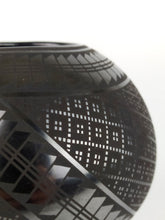 Cargar imagen en el visor de la galería, Olla Esfera Negra Grafito Tsosts id