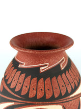 Cargar imagen en el visor de la galería, Vasija Rojo Jaspeado Naaki