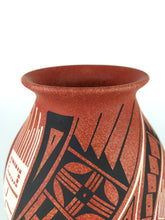 Cargar imagen en el visor de la galería, Vasija Rojo Jaspeado Taá
