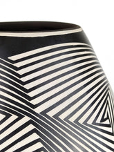Cargar imagen en el visor de la galería, Vasija Especial Blanco sobre Negro Grafito