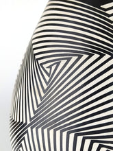 Cargar imagen en el visor de la galería, Vasija Especial Blanco sobre Negro Grafito