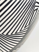 Cargar imagen en el visor de la galería, Vasija Especial Blanco sobre Negro Grafito