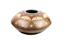 Cargar imagen en el visor de la galería, Vasija Puntos y Estrella Marrón Semi Plana