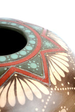 Cargar imagen en el visor de la galería, Vasija Puntos y Estrella Marrón Semi Plana