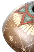 Cargar imagen en el visor de la galería, Vasija Puntos y Estrella Marrón Semi Plana