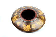 Cargar imagen en el visor de la galería, Vasija Mariposas Marrón Semi Plana