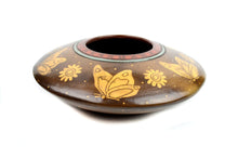 Cargar imagen en el visor de la galería, Vasija Mariposas Marrón Semi Plana