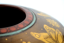 Cargar imagen en el visor de la galería, Vasija Mariposas Marrón Semi Plana