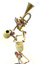 Cargar imagen en el visor de la galería, Trompetista en monociclo calavera
