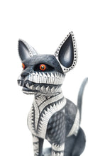 Cargar imagen en el visor de la galería, Gato Sentado B/N GC
