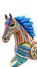 Cargar imagen en el visor de la galería, Caballo Mediano Amarillo JF
