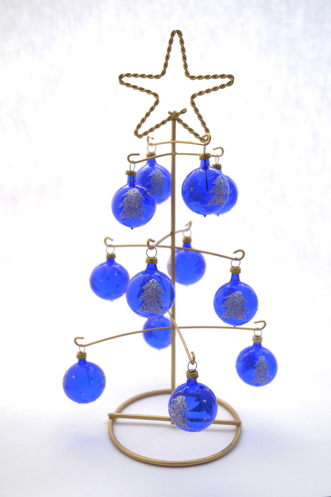 Árbol con esferas azules y árbol diamantina