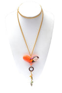 Collar corazón coral con muñeca otomí.