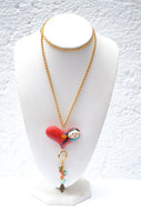 Collar corazón rojo con muñeca otomí.