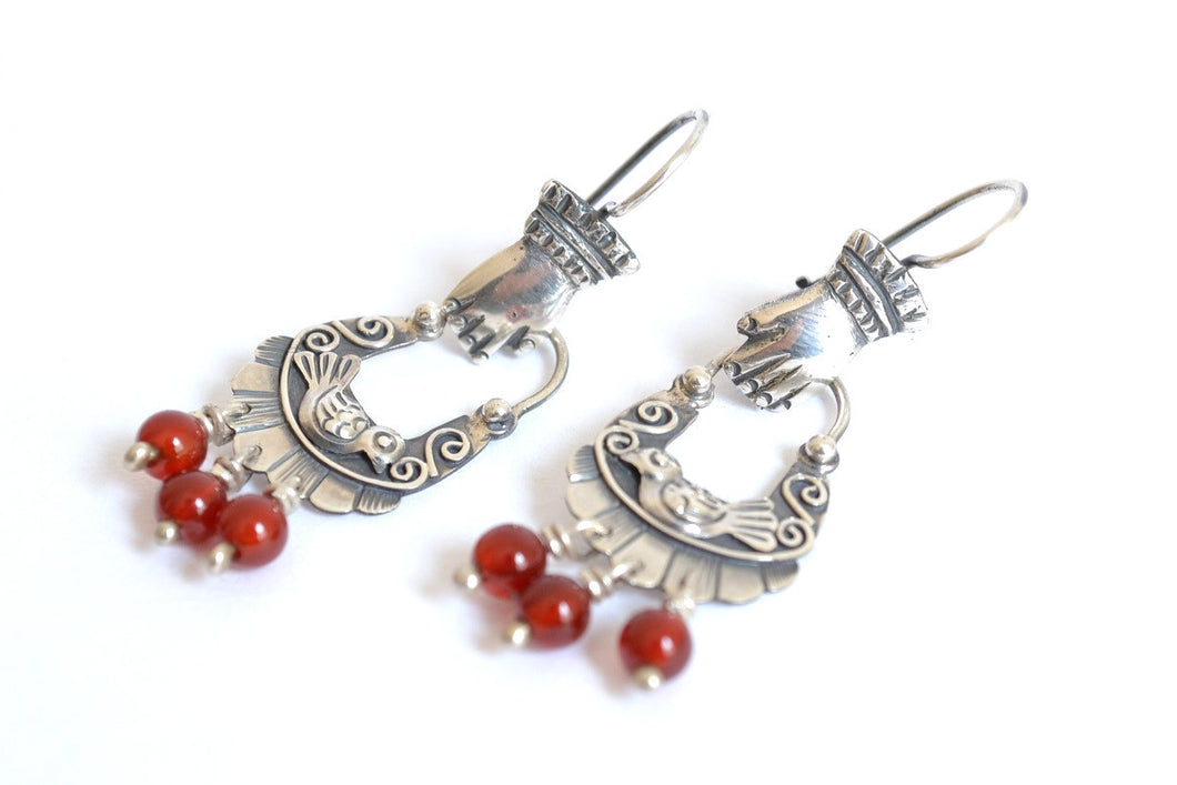 Aretes manitas con cornalina