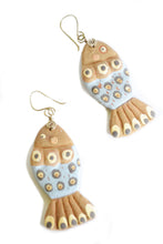 Cargar imagen en el visor de la galería, Aretes Peces Colgantes Café/Azul

