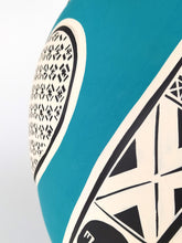 Cargar imagen en el visor de la galería, Vasija Gde Café Deco Azul y Beige LO
