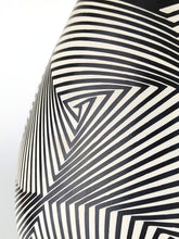 Cargar imagen en el visor de la galería, Vasija Especial Blanco sobre Negro Grafito
